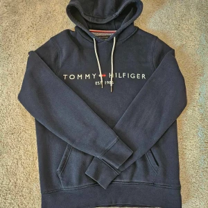 Snygg tommy hilfiger tröja mörk blå  - Snygg tommy hilfiger tröja i storlek S  Färg mörk blå 