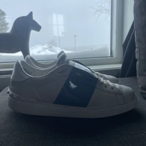 Valentino open - Säljer nu mina fina Valentino open skor. Det är rockstud modellen därför är randen glansig. Dem är andvända men fortfarande i bra skick. Dem är i storleken 41. Det ända negativa är att det är lite nöta insida hälen.  Fler bilder finns. Kan ta byten! 