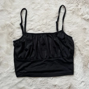 Svart topp / croppat linne  - Justerbara axelband stl S, stretchig. 