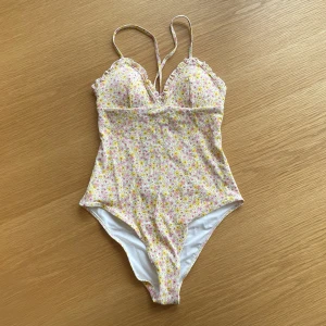 Baddräkt H&M 36 oanvänd - Baddräkt från h&m, blommig 🌸🌸 storlek 36 och helt oanvänd, alla lappar kvar.