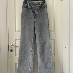 Bikbok jeans  - Regular wide jeans i storlek  Waist 27 length 32