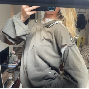 Acne Studios tröja - Såååå jääkla cool Acne Studios tröja från SS23. Helt slutsåld! Man kan ta av och på armarna. Nypris runt 6000kr - omöjlig att få tag på. Sååå cool ! Peefekt skick