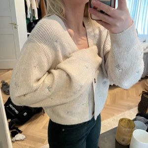 Söt stickad kofta L - Supersöt stickad kofta från HM med små gröna blommor på. Supersommrig och fin!!!😍 Storlek L men passar S-M