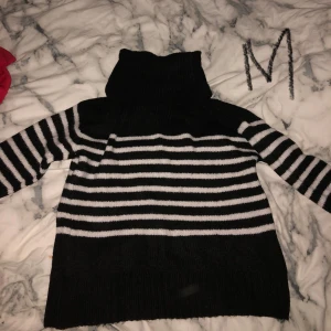Stickad tröja - Fins o hämta i Linköping även i Jönköping kan även posta betalning sker genom Swish eller kontant 🥰passar även m och L