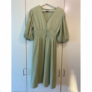 Klänning från Monki - Fin grön midiklänning från Monki💚storlek M men passar även mig som vanligtvis har S