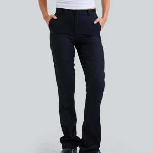 Midwaist kostymbyxor från bikbok  - Obs: för stora på mig se passformen på första bilden💕 Modellen Vilma i storlek 38 men små så skulle säga 36! Perfekt skick tryck gärna köp nu! 