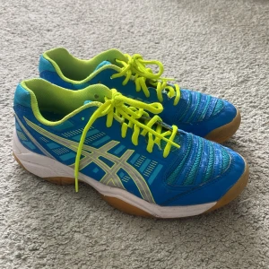 Asics idrottsskor  - Skick 7/10 Använda typ 10 gånger. Säljer för dem är för små för mig