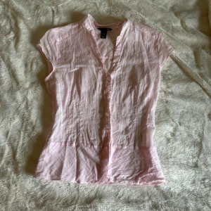 Rosa skjorta - Rosa T-shirt skjorta! I storlek s, köpte second hand. 🩷🩷