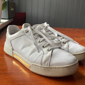 TOMMY HILFIGER - Säljer dessa super snygga TOMMY HILFIGER skor i storlek 40. Skorna har använts och därför blivit slitna. De är i äkta skinn och högra skorn har en liten  skada längst fram.  