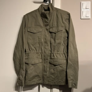 Mörkgrön jacka från Ellos - Sååå fin jacka från Ellos i mörkgrön💚🤍 Inte kommit till användning. Tryck på köp nu🤍