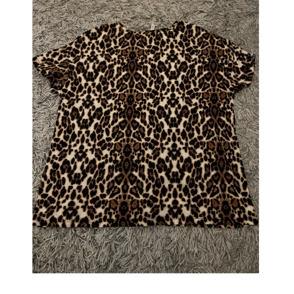Säljer denna leopard tröja för att jag aldrig använder den längre🥰. Tröjor & Koftor.