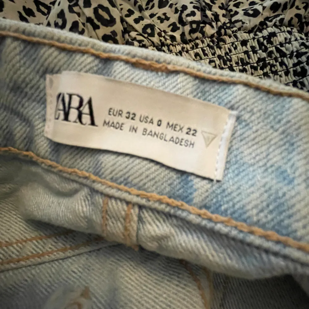 Säljer dessa jeans shorts från Zara, då de är för små! Perfekta nu inför sommarn och är i bra skick💘. Shorts.