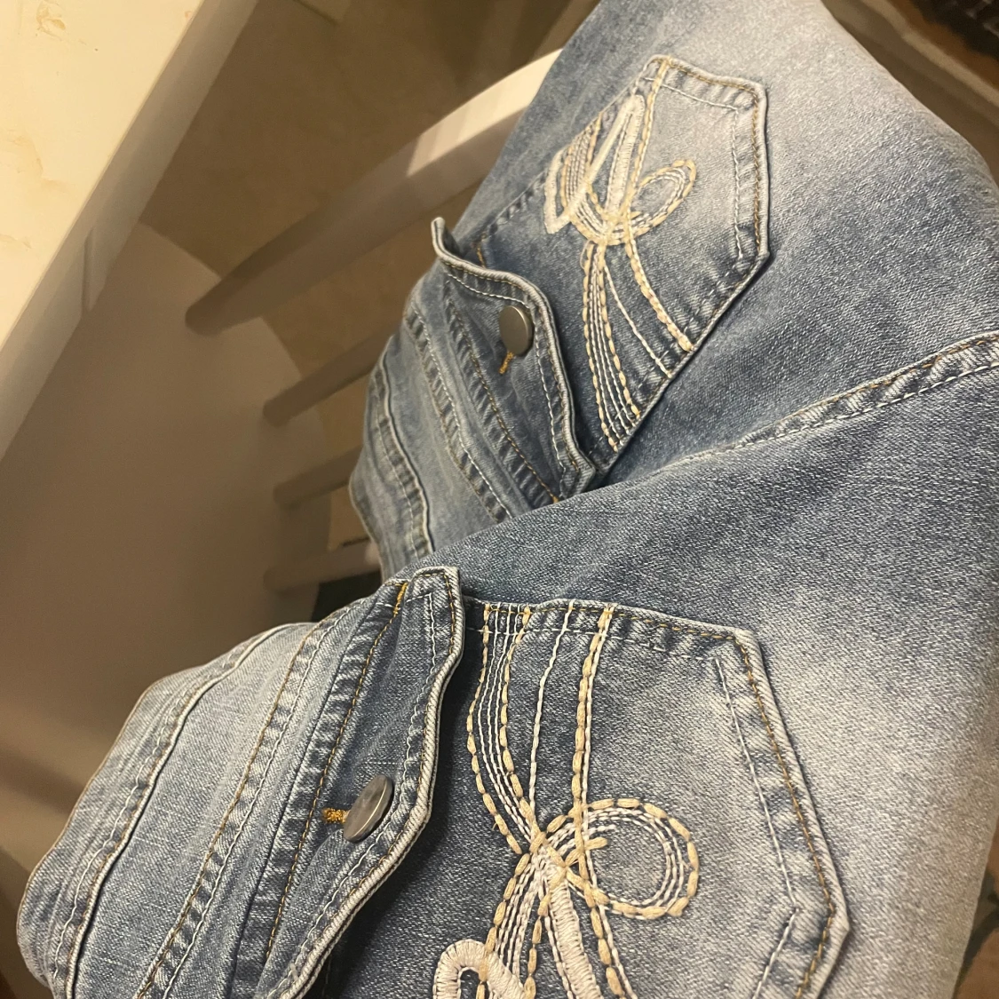 Jeans med bakfickor