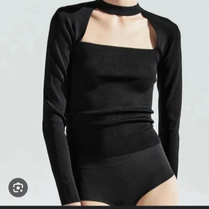 Zara tröja  - Säljer denna fina zara tröja i storlek M men passar lika bra som S💗