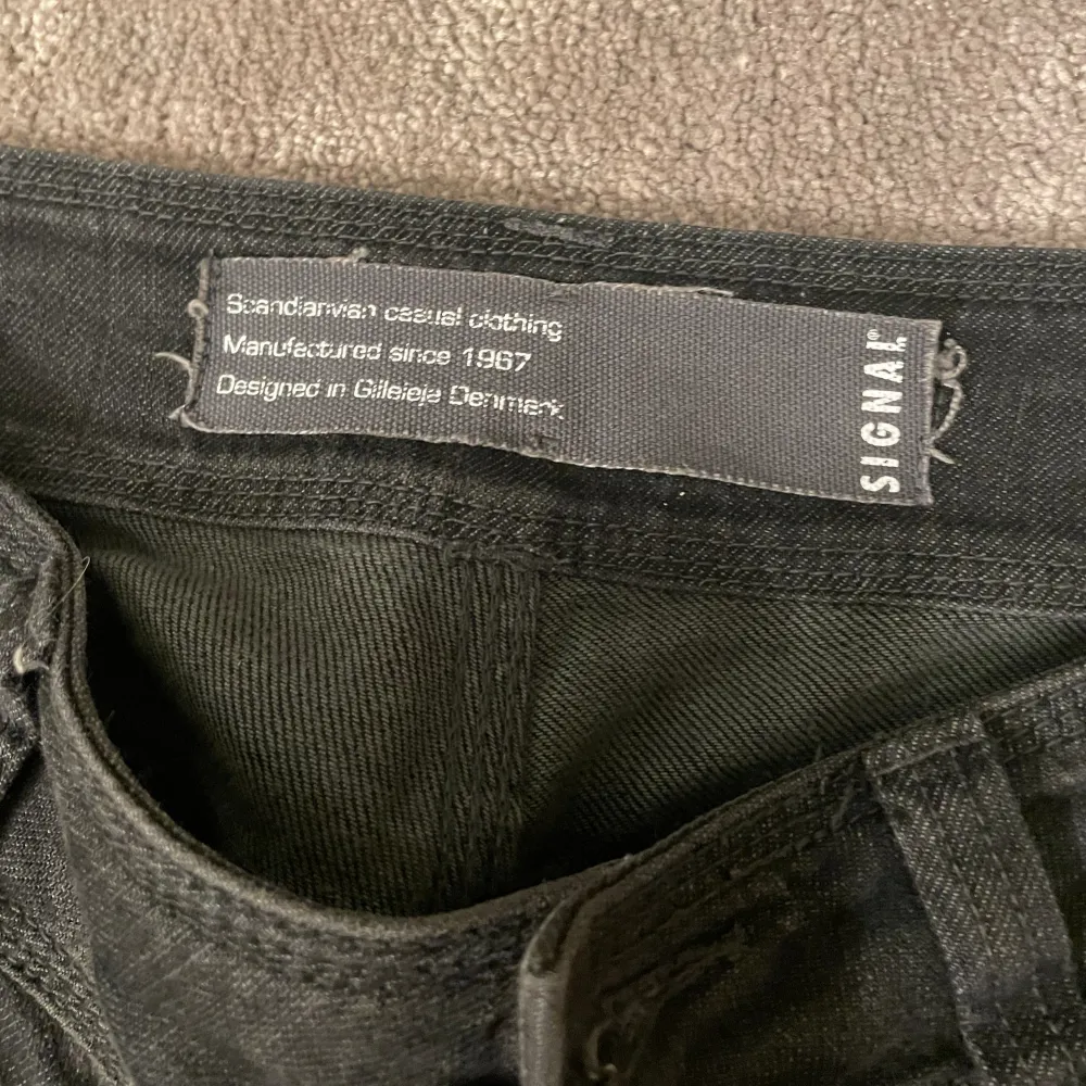 Säljer dessa fina lågmidjade jeans med snygga fickor! 💞 Midjemåttet är: 74cm och innerbenslängden är:  78 cm💞. Jeans & Byxor.