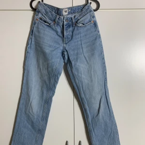 Ljusblåa jeans - Ett par ljusblåa jeans från lager 157. De är i modellen icon med raka ben och låg midja. Midjemått: 64cm. Innerbenslängd: 77 cm. Sparsamt använda. Pris kan diskuteras!