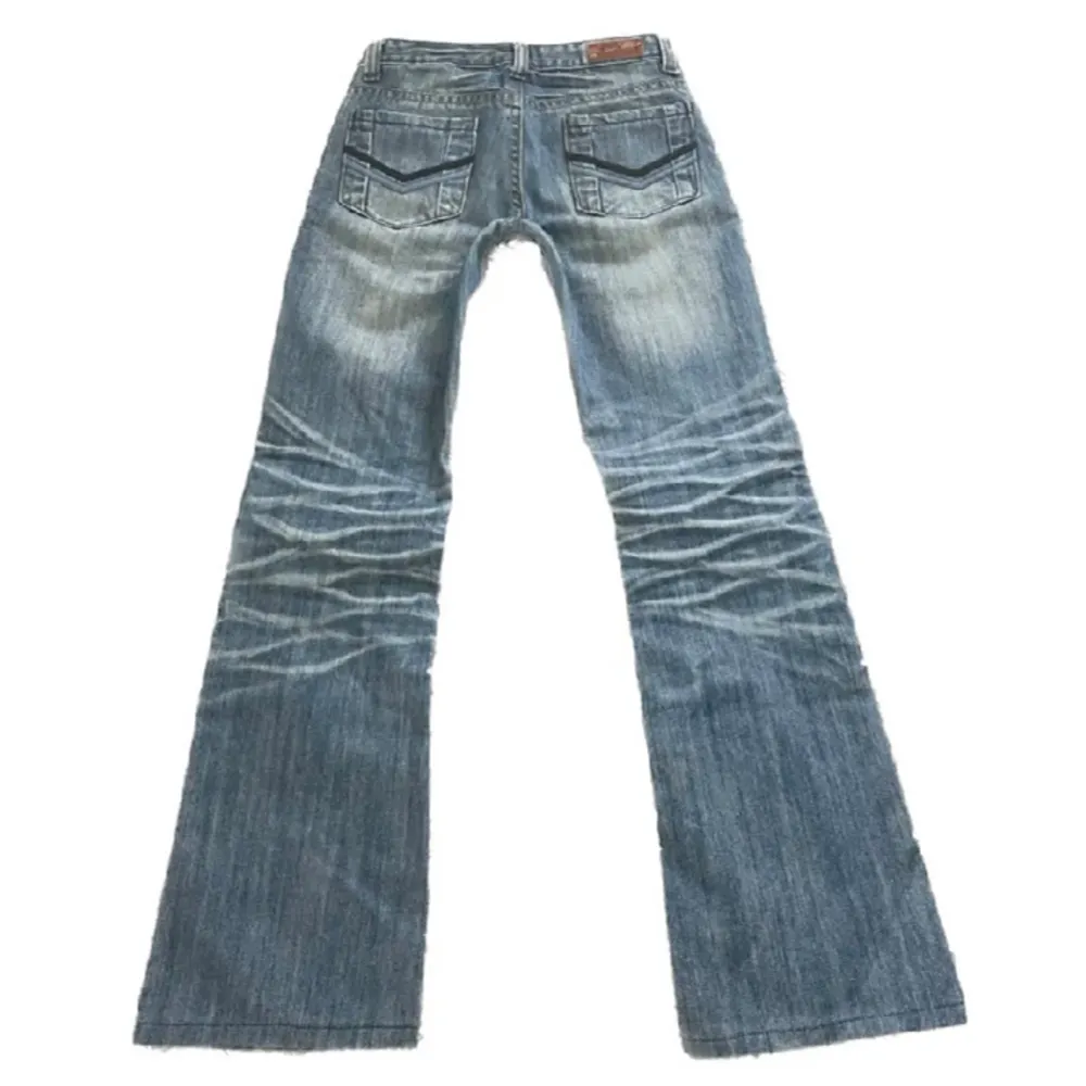 Ett par jättefina jeans som jag köpte här på Plick men tyvärr passade dem inte mig och därför säljer jag vidare. Jättefint skick och snygga fickor!💖💖. Jeans & Byxor.