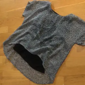 En fin tröja från Lindex kids 🫶🏽 som har en svart tröja inuti så att den inte är genomskinlig den är använd men inga defekter älskade den som liten och hoppas någon annan kan älska den lika mycket 🪩 Vid köp kontakta mig ✨  
