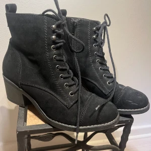 skor - superfina skor, liten defekt längst ute