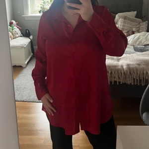 Röd satinskjorta - Röd skjorta som används en gång. Den är som ny och superfin till finare tillfällen. ❤️