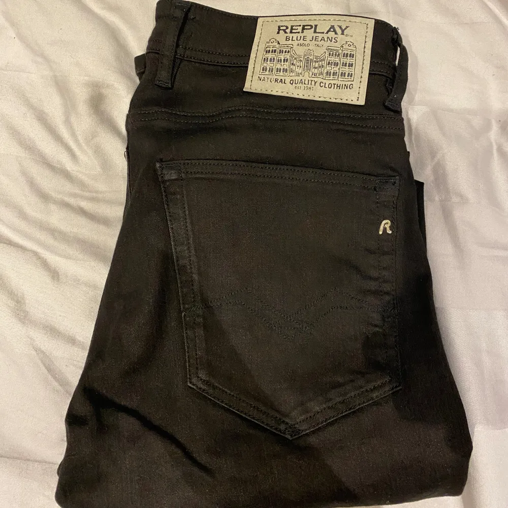 Replay Grover Jeans i färgen svart. Storlek: L:34 W:31  Jeansen är i nyskick och är endast använda en gång då de var för små.  . Jeans & Byxor.