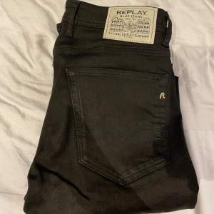 Replay Grover Jeans i färgen svart. Storlek: L:34 W:31  Jeansen är i nyskick och är endast använda en gång då de var för små.  