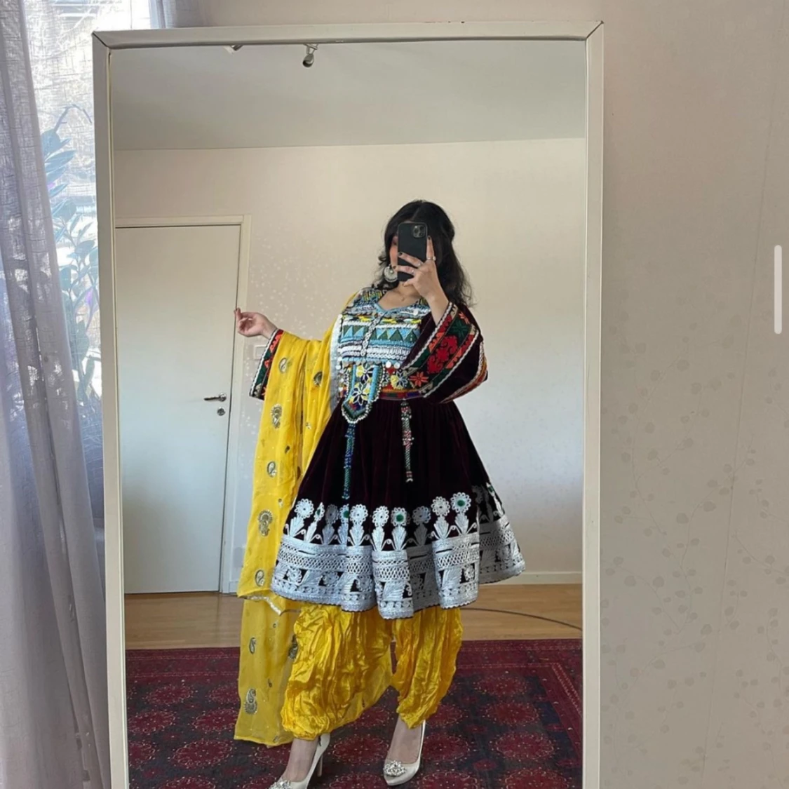 Jag säljer min afghanska klänning, har aldrig använt utan bara provat. - 90