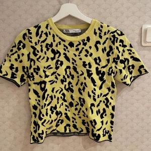 Leopard tröja - Gul och svart leopardtröja. Ganska tjockt material. Knappt använt och i fint skick. 