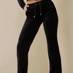 Juicy Couture byxor - Säljer mina juicy couture Mjukisbyxor då dom ej kommer till användning längre. De är i bra skick. Nypris: 1200kr