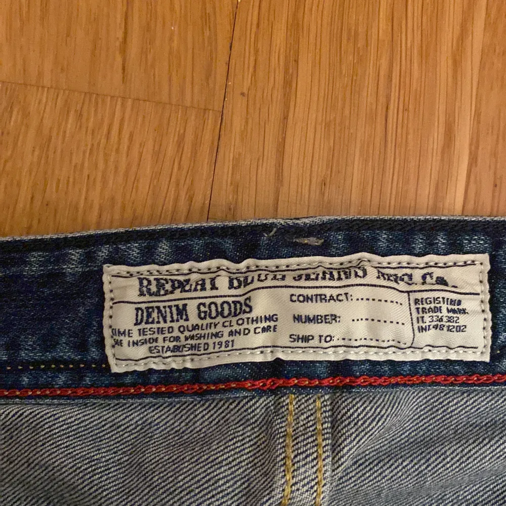 Jeans i mycket fint skick från märket Replay (Ronas). Storlek 30/32. Blå färg och fina detaljer.. Jeans & Byxor.