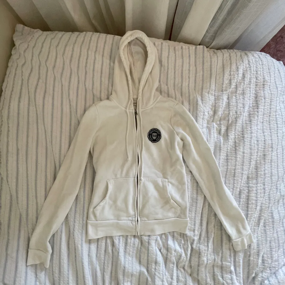 Fin och trendig vit abercrombie and fitch hoodie:) Köpt secondhand men i jättefint skick:). Hoodies.