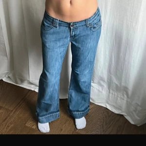 Low waist bootcut jeans  - Skitsnygga lågmidjade bootcut jeans, säljer för att de tyvärr inte passar mig.  Midjemått: 45cm Innerbenslängd: 76,5cm OBS! Lånade bilder 