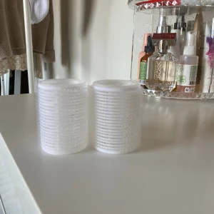 Papiljotter  - säljer dessa fyra papiljotter, på den första bilden är de dom stora och på den andra är de dom mindre och på den tredje är de storleks skillnaden! Jag har rengjort dom flera gånger så dom ska vara som nya❤️