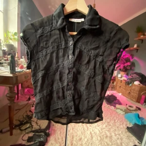 Mesh skjorta  - Säljer denna supersöta skjortan från hennes i storlek 38 dock skulle jag säga att den snarare är en 34 för är liten i storleken 