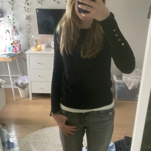 Zara tröja - Jättefin svart långärmad tröja från zara💗🫶🏻✨ säljer för att jag använder den inte längre ❤️