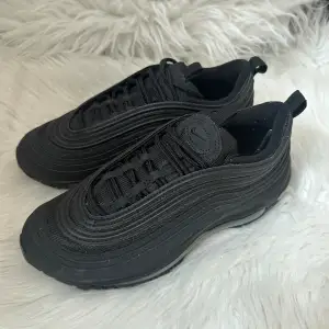 Säljer dessa snygga oanvända Nike Air Max 97 skorna eftersom de inte kommer till användning! Nypris ca 1700💗 De är som sagt oanvända endast testade!