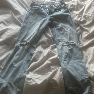 Straight jeans  - Säljer mina straight jeans från zara med hål på knäna i storlek 38 då de inte kommer till användning längre. Har vanligtvis storlek 36 i jeans och dessa passar mig bra. De är middlewaist. 