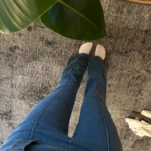 Lågmidjade jeans - Bra skick, säljer för jag måste göra plats i garderoben!! W26 L32 