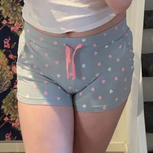 Söta shorts köpta för länge sen från hm tror jag, nästan oanvända då jag inte tycker om korta shorts, väldigt mjuka och stretchiga med tanke på att jag har 40 och strl som står är 170. Inga defekter. Använd gärna köp nu🌸