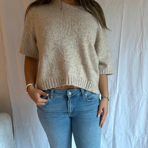 Stickad tshirt - Väldigt snygg stickad T-shirt😍Köpte på Zalando för 750 kr✨Har en liknande så inte använd😙