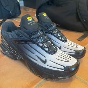 Air max plus 3 tn - Storlek 44, passar även 43. Bra skick, lite smutsiga, kan tvätta de lite till vid köp. Enda som märks är reporna framme vid tårna (bild 4).  Pris går att diskuteras 