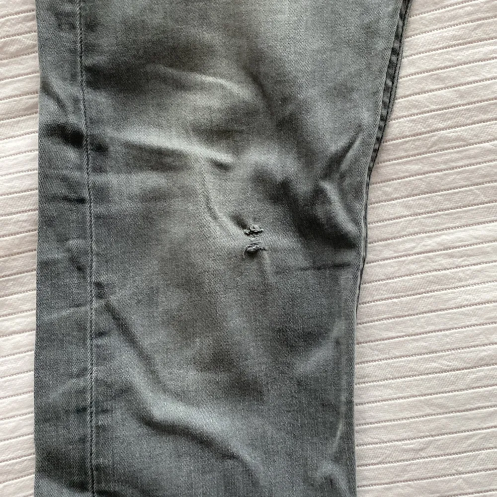  replay jeans i storleken W29 L32  Skick 8/10 en liten defekt (bild 4). Jeans & Byxor.