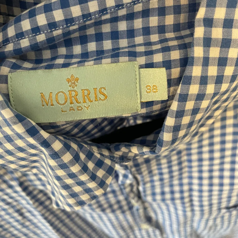 En snygg Morris skjorta i färgen blå och vit. Perfekt till sommaren! Skjortan är Morris lady men passar även till killar! Storleken är 38 vilket motsvarar ungefär M. Hör av er vid frågor eller funderingar! . Skjortor.