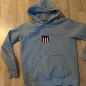 Gant hoodie - Den är i skick som ny. Inte använd så mycket pågrund av att den är för liten för mig. 