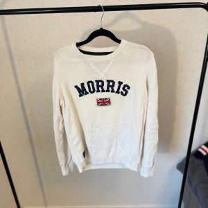 En Morris sweatshirt i storlek Small. Den har inga skador eller liknande. Hör av er vid frågor eller funderingar. 