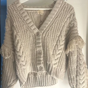 Kofta med knappar strl:S - Jätte fin kofta som är oanvänd! 