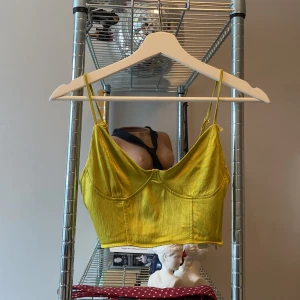 Grön topp - Grön topp från Zara i storlek M, snarare en XS