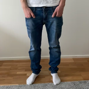 Replay anbass  - Säljer mina knappt använda Replay jeans då jag har köpt för stor storlek. Dom är i storlek 31/31. Hör av er vid funderingar och priset är inte hugget i sten👊