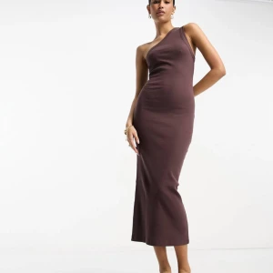 Klänning enaxlad - Säljer denna enaxlade klänning från asos, köpt förra våren, sitter som på bilden och ser ut som på bild. Använd enstaka gång, Storlek 36. Har samma i svart också 