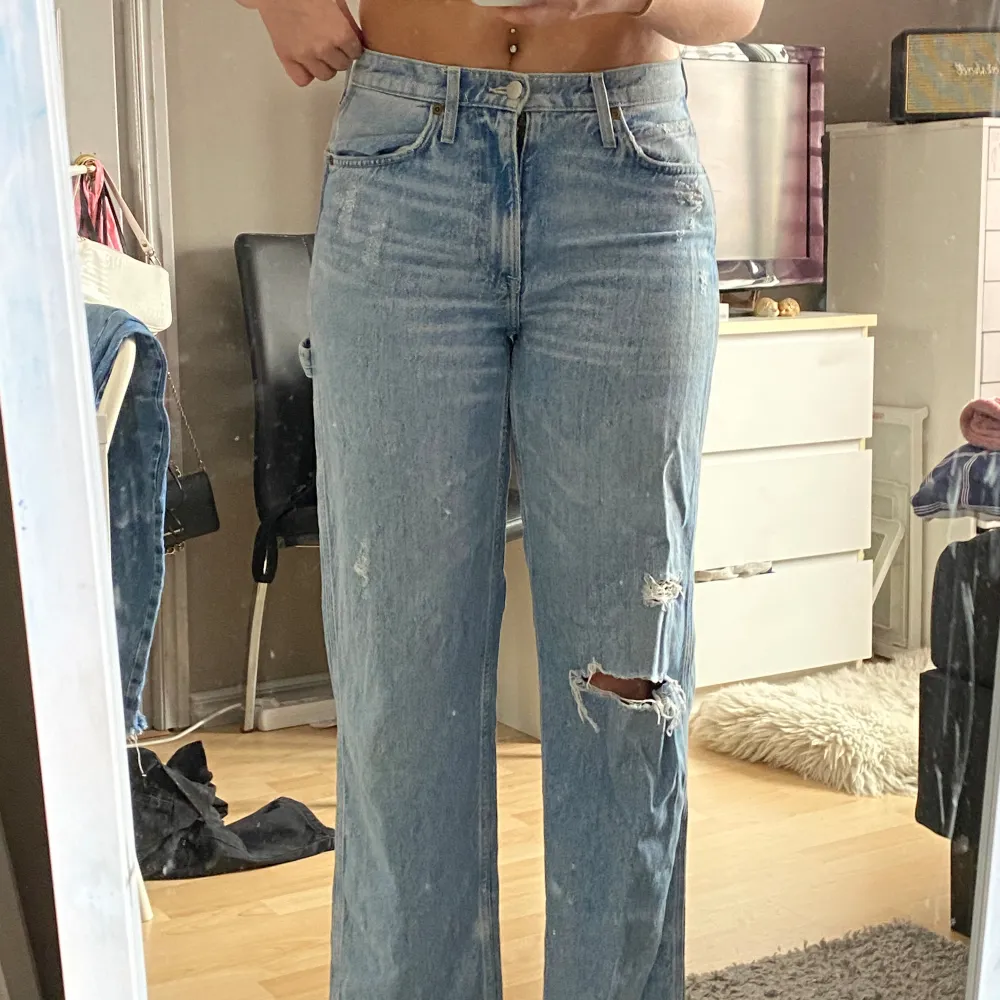 Säljer dessa jeans då dom tyvärr är för korta för mig (är 176cm lång). Aldrig använda så de är i väldigt fint skick. Jeans & Byxor.